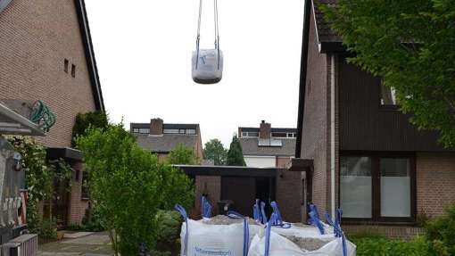 tuin leegruimen in Den Bosch, leeg schelpen tuin, afvoeren zwarte grond en aanvullen met wit zand, aantrillen zand hovenier Brabant Oisterwijk Den Bosch schellevis